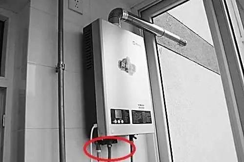 热水器下边一个管子卸不掉怎么办,热水器下面一个管漏了怎么更换