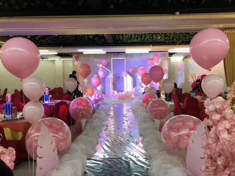 婚礼气球现场布置效果图,婚礼舞台布置简约气球