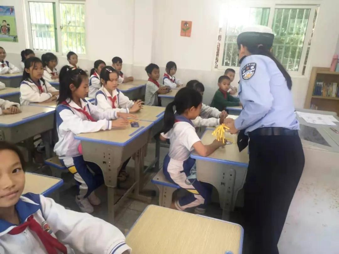 警花带你学交规哪4个时间要记住,警花带你学交规上学请走斑马线