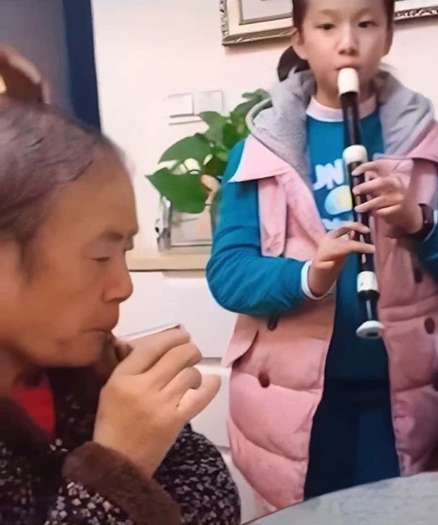 爸爸妈妈奶奶3人斗地主，女儿现场配乐，爸爸：特长班的钱没白花