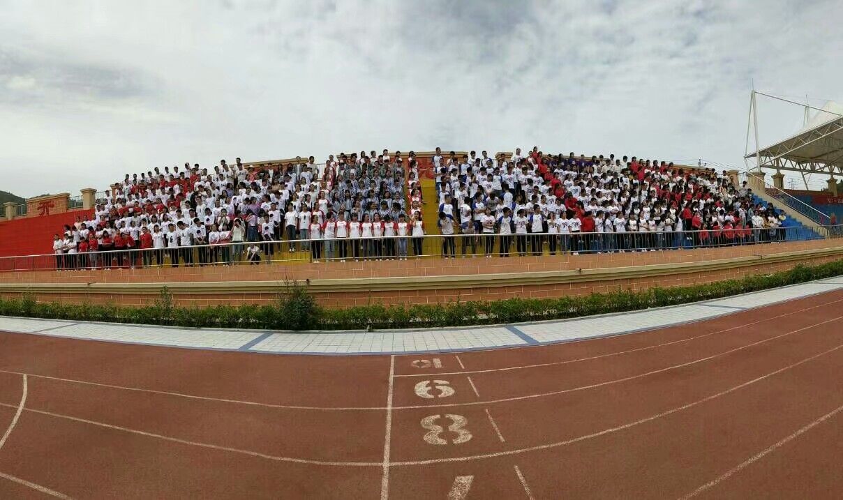 毕业照背后的故事,毕业照背后的故事作文500字