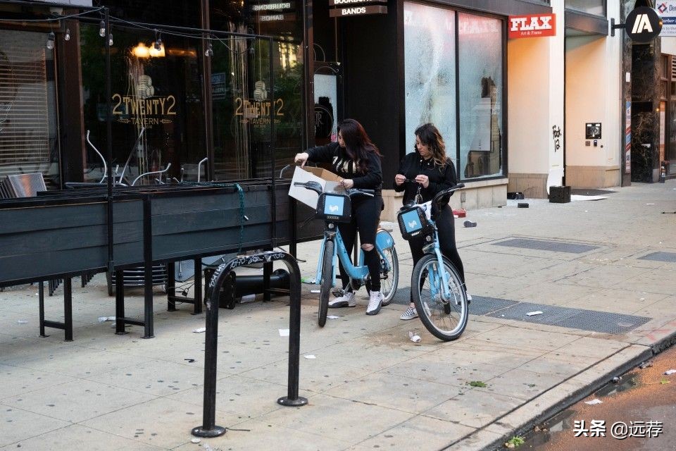 美国一家耐克店一分钟内被抢光！黑人妇女抱着抢来的鞋欢呼