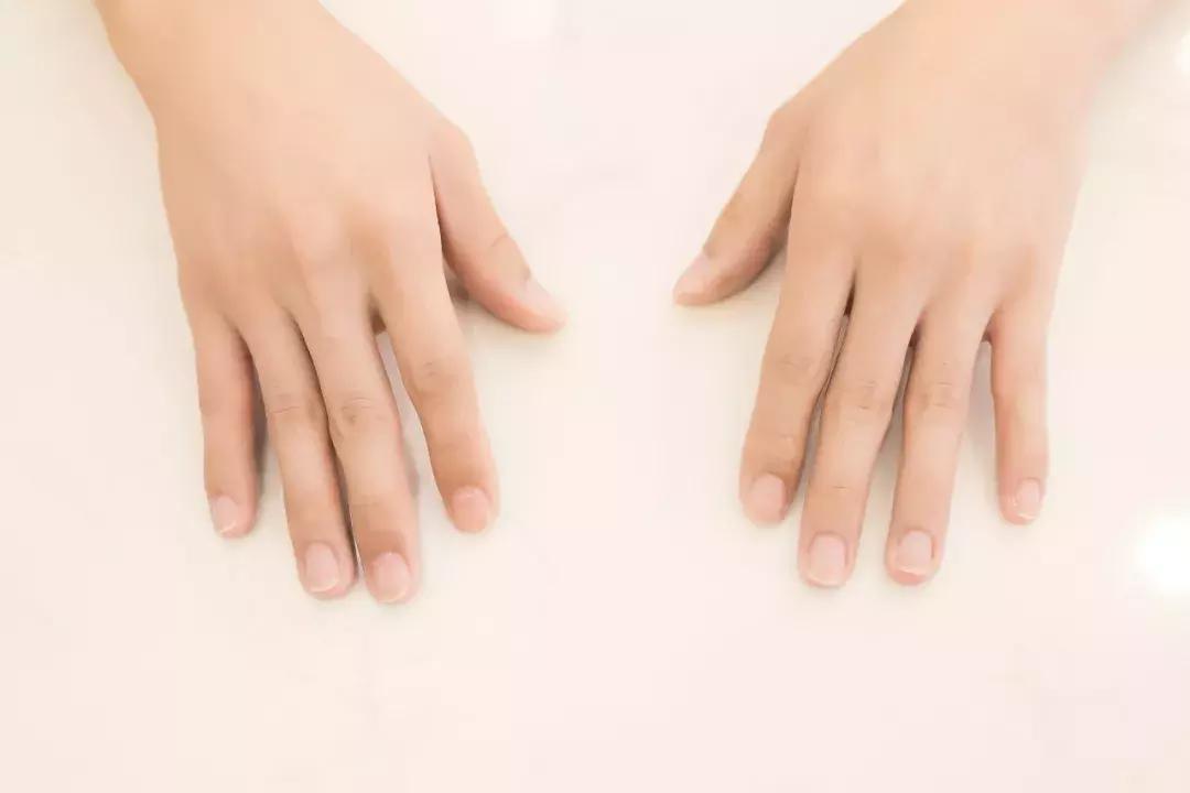 我应该给这些被骗来做美甲的男生道个歉