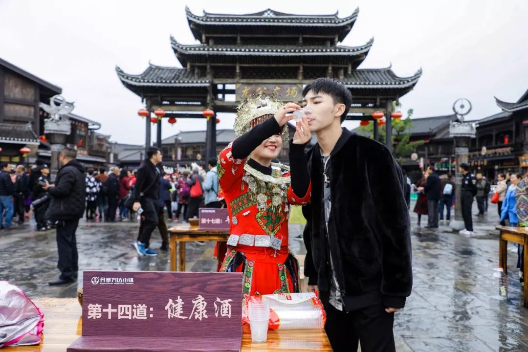 5万人PK酒量饭量胆量!这个饭局水陆两栖震撼上天