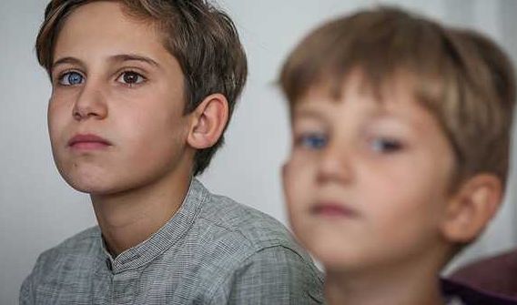 俩男孩各自长着一对一蓝一棕眼珠网友称赞连连却不知这是罕见病