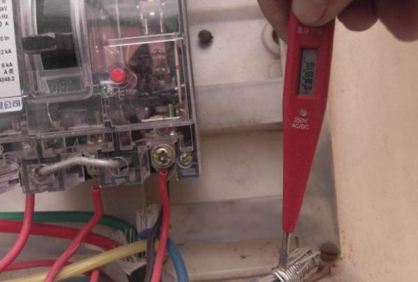 l是火线n是零线e是什么线,l和n在接线时如何对应火线和零线