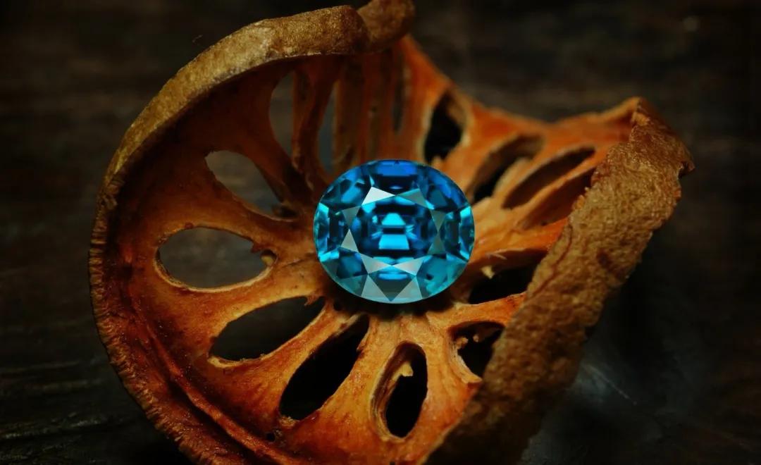 天然锆石与合成锆石区分,锆石和钻石能一眼看出区别吗