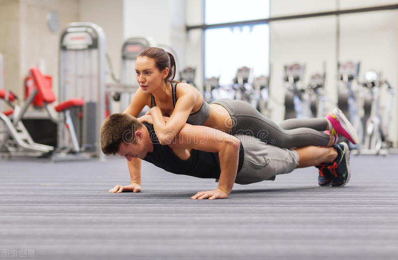 平板支撑应该从什么开始练起,每天几分钟平板支撑能练出马甲线