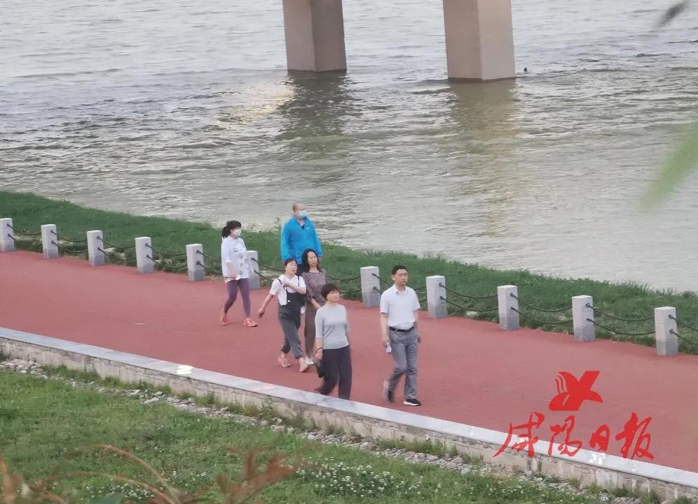 摘掉口罩呼吸新鲜空气的一天,摘下口罩享受一个清晨的阳光