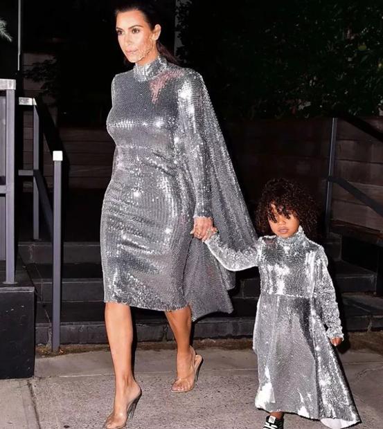 凯特夏洛特伊丽莎白对比图,凯特和女儿夏洛特