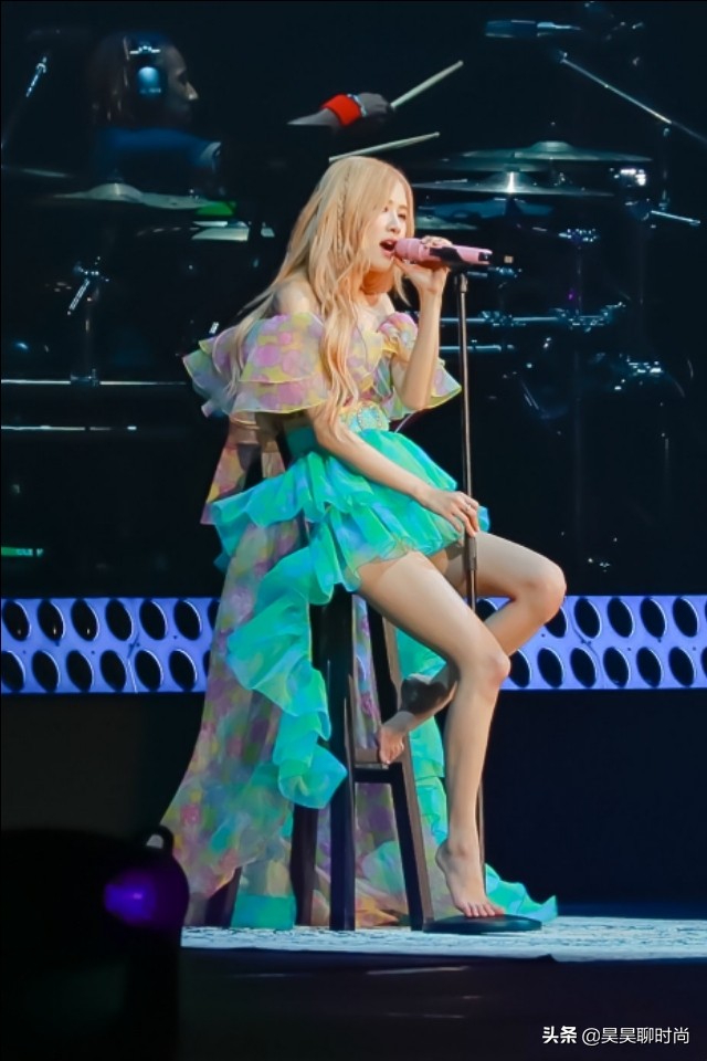 金发西装朴彩英,朴彩英金发白衣图