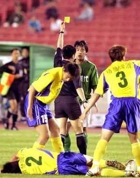 足坛十大受伤瞬间,中国足球十大球员受伤视频