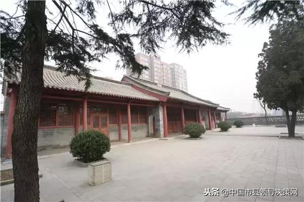 河北名人名企文学院专家学者深泽采风助力老区发展郝小学