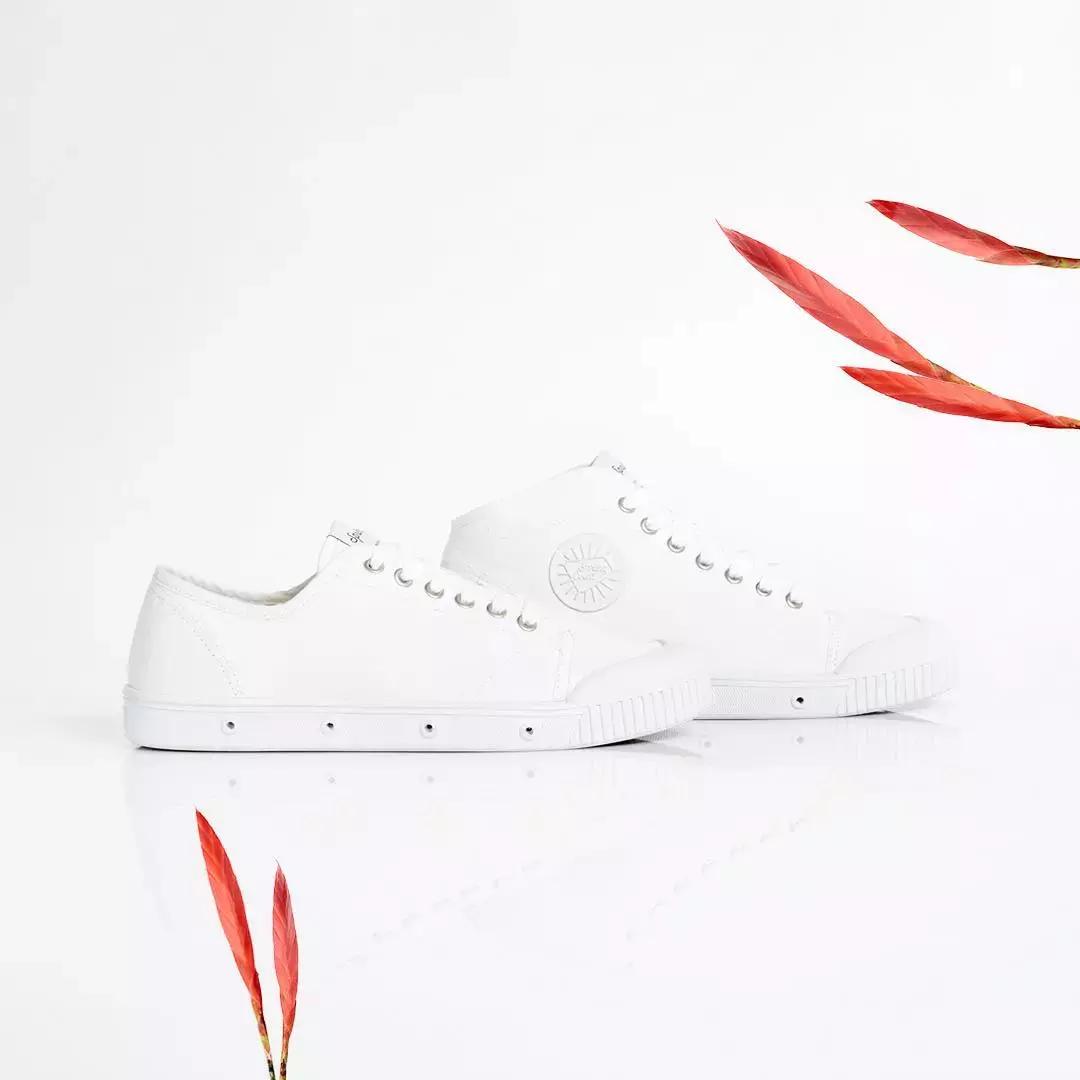 时髦就得穿高跟鞋？！nonono小白鞋也可以