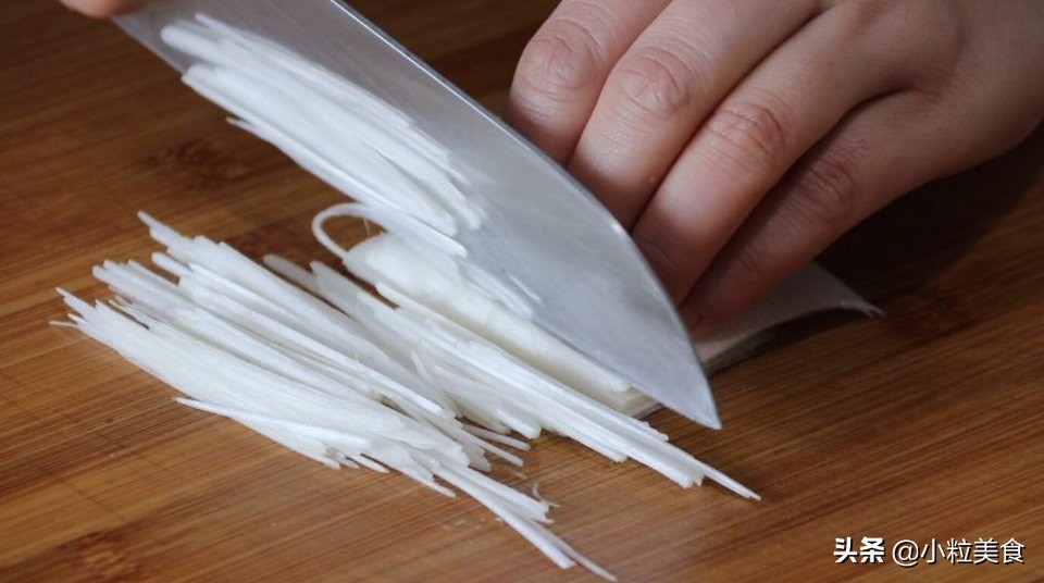 家宴上简单美味的清蒸石斑鱼,青石斑鱼除了清蒸还能怎么做