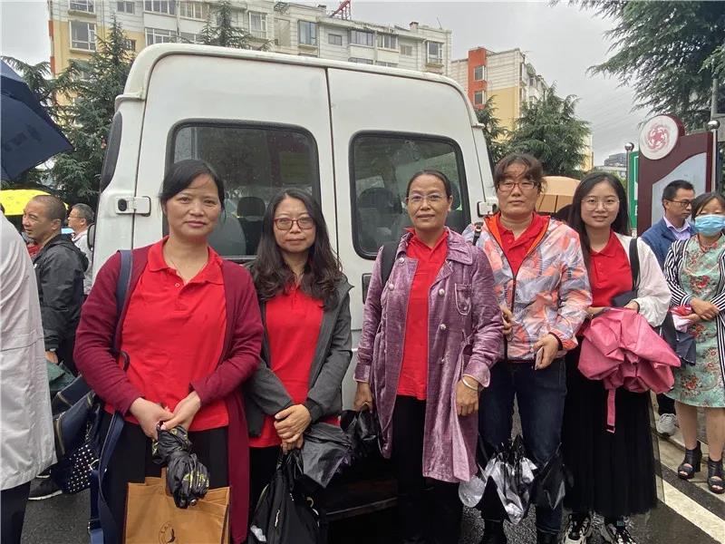 4.5万学子雨中赶考暖心镜头再现→