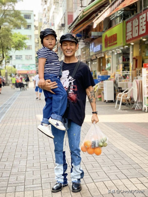 杜德伟60岁宝刀未老,杜德伟穿牛仔马甲图片