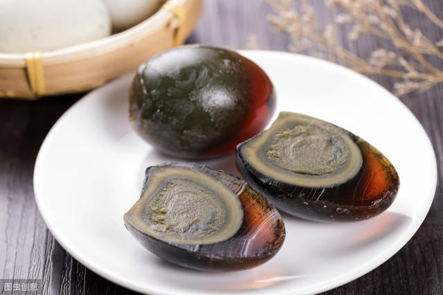 皮蛋豆腐的皮蛋怎么切,切皮蛋丁不粘刀小窍门