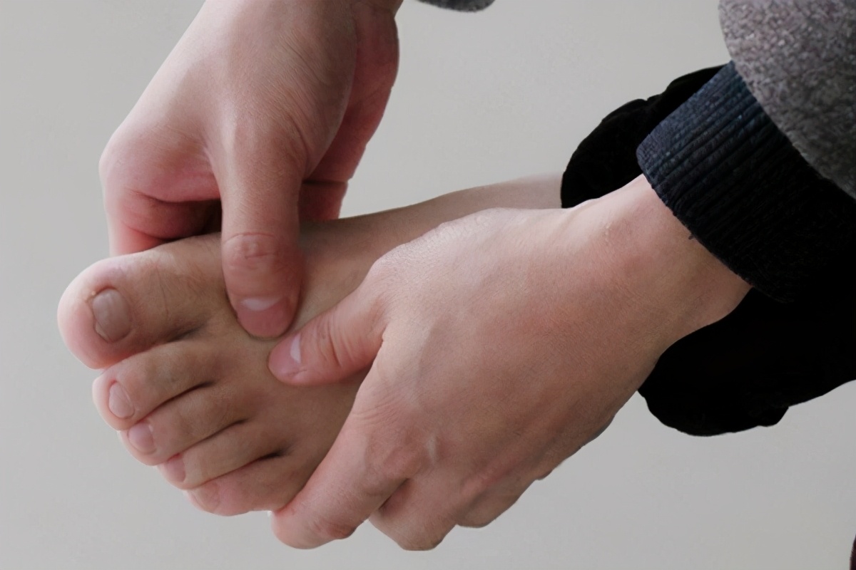 脑梗后遗症双腿酸软无力用什么药,得了脑梗后为什么腿无力