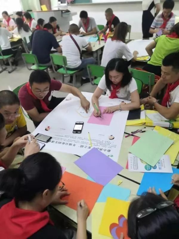 低年级学生重回校园,重返校园跟小朋友过六一