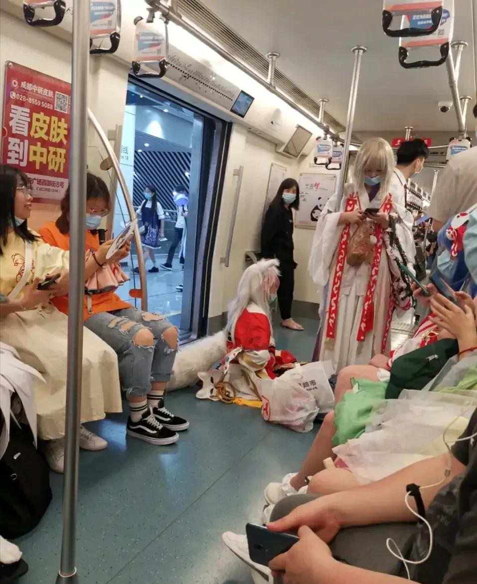 cos是穿着cos服去地铁吗,穿cos服坐地铁路人的反应