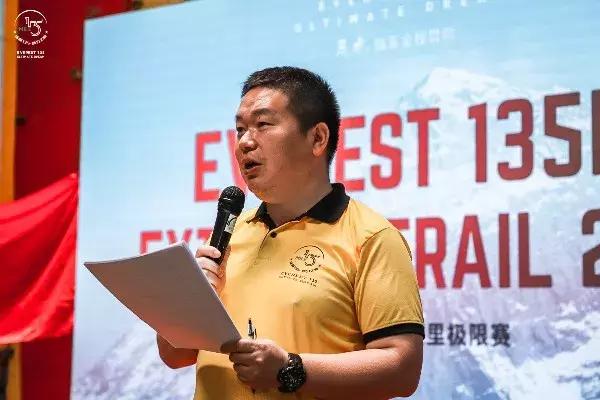 历经几十年登上珠穆朗玛峰的人,一群普通人攀登珠峰的故事