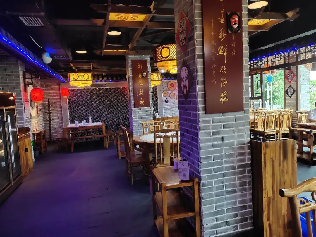 火锅香散寒，小康共期看——记德庄火锅店访谈