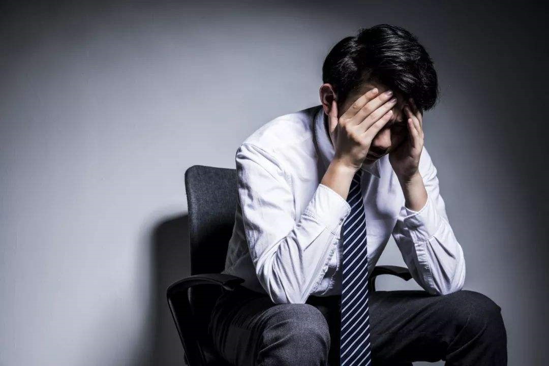 领导公开批评你，低情商的人立刻反驳，高情商的人能利用这些机会