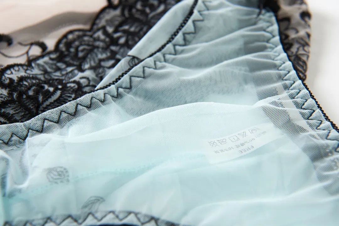 “疫情刚过，我家楼下*人用成品**店的老板就开上了特斯拉”