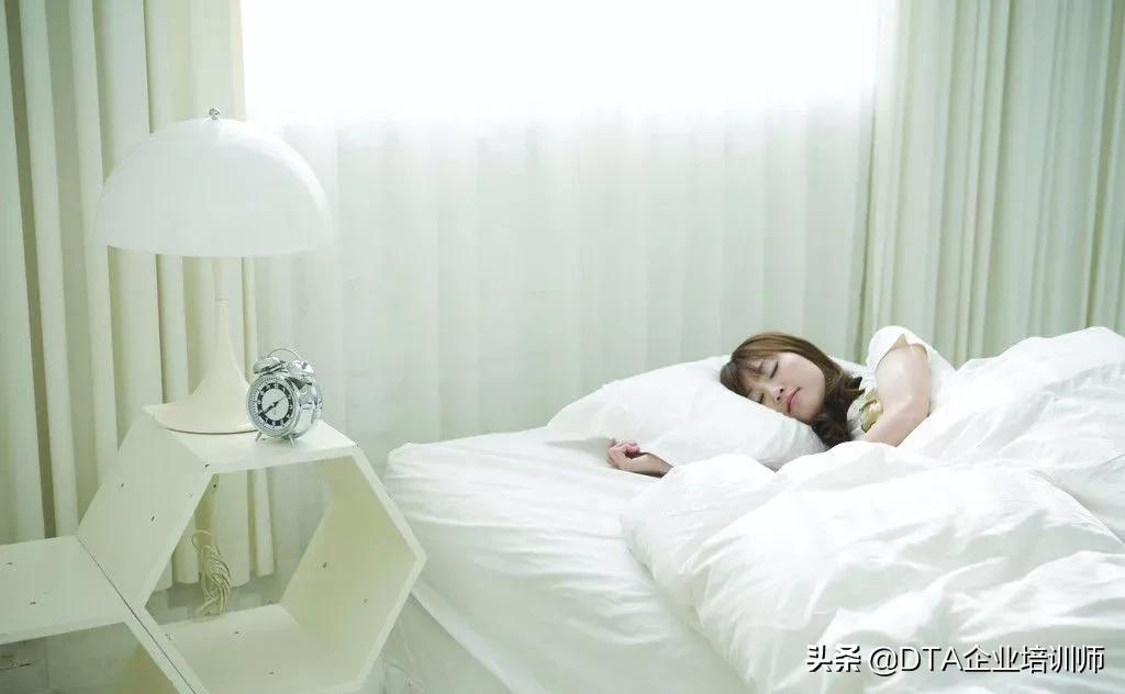 几点起床最佳睡眠时间,睡眠周期的起床点在哪里