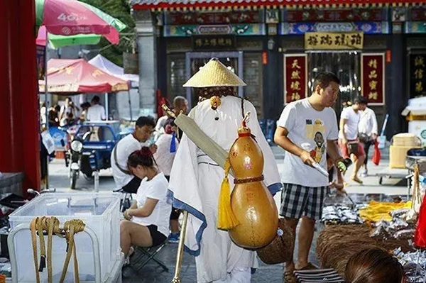 北京城中不是景点，却中外游客如云的地方—潘家园