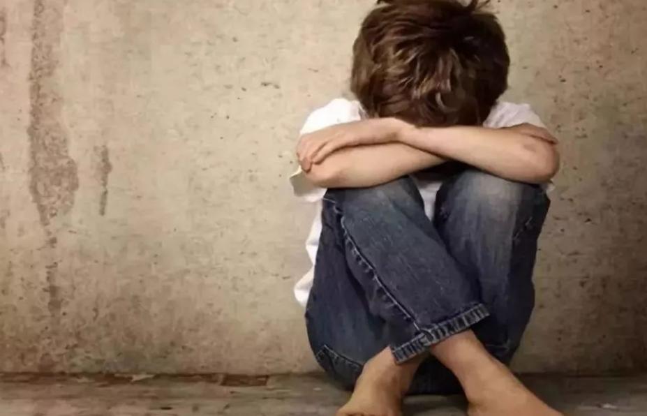 为什么孩子在家听话去学校就惹事,孩子在家听话为啥去学校老是惹事