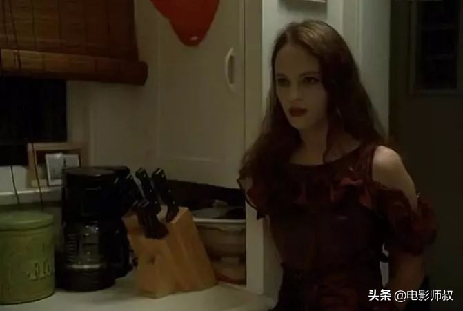 这样舞刀弄枪的长腿女神，你还爱得起么