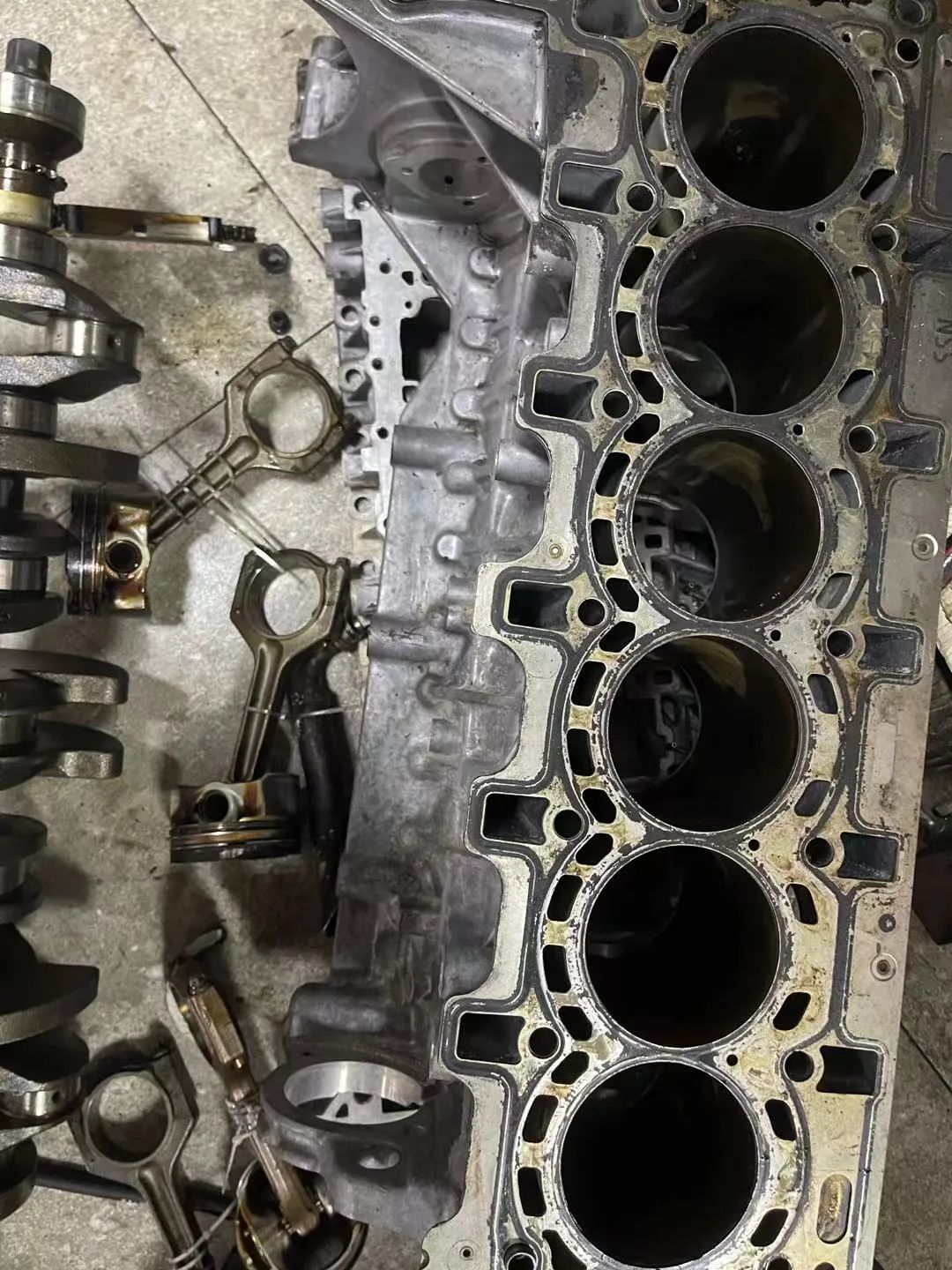 如何知道发动机拉缸拉瓦了,拉缸跟爆瓦是怎么造成的