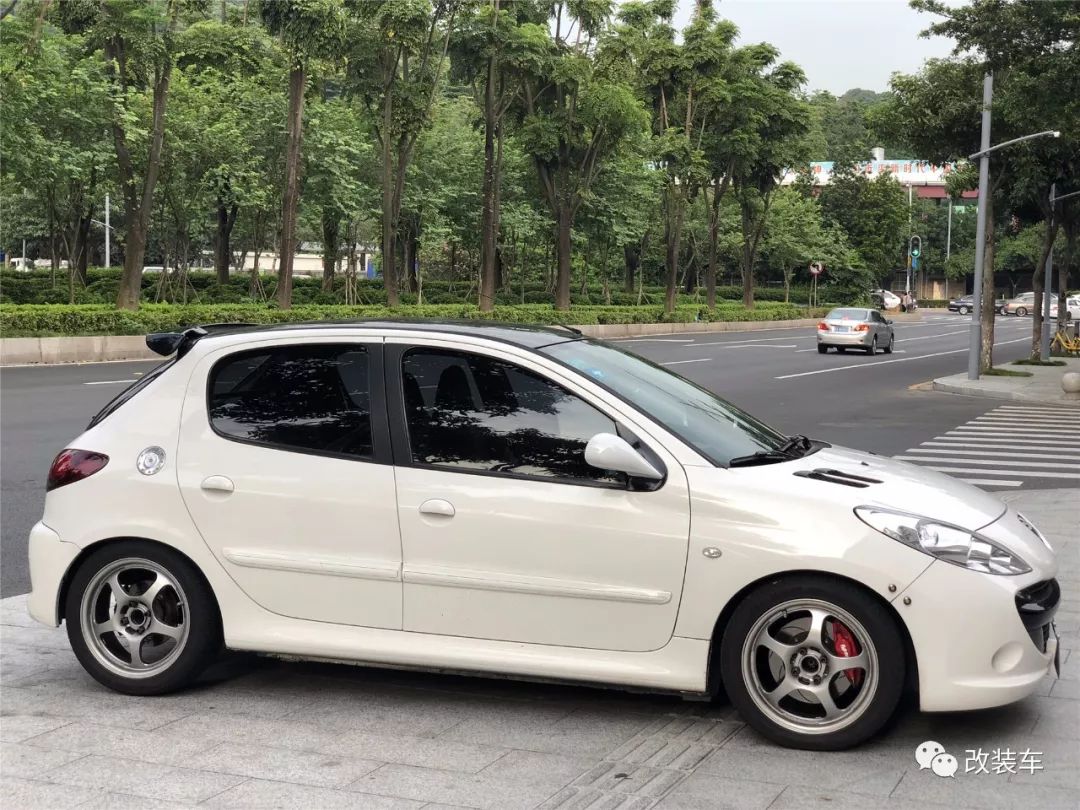 改装也疯狂黑武士标致207的蜕变,08年标致207还能值多少钱