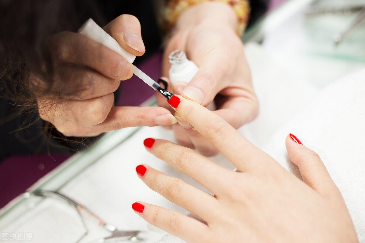 秋天手部皲裂干燥怎样做好,入秋手干燥裂口怎么回事