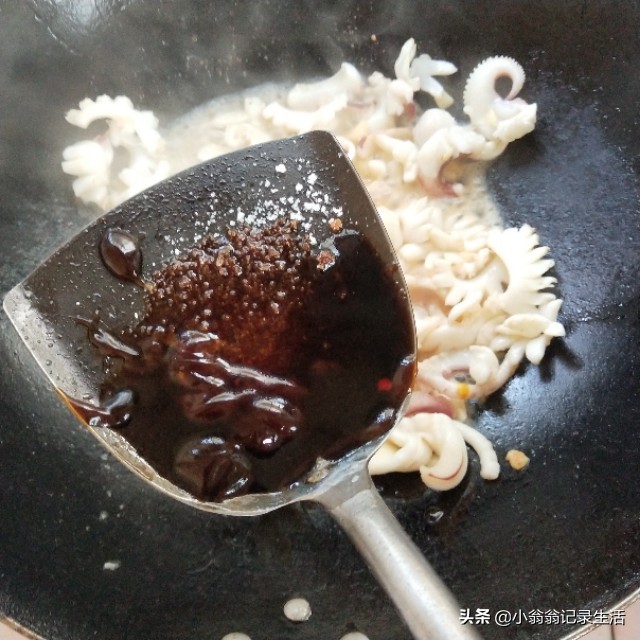 鱿鱼跟墨鱼怎么炒比较好吃,菜椒炒墨鱼怎么炒不要青椒