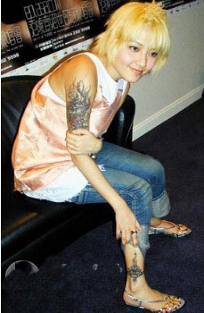 范晓萱割子宫是真的吗,范晓萱打舌钉打耳洞的样子