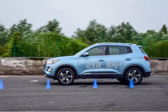 瑞虎5x1.5和长安cs35plus1.6哪个好,瑞虎5x试驾空间
