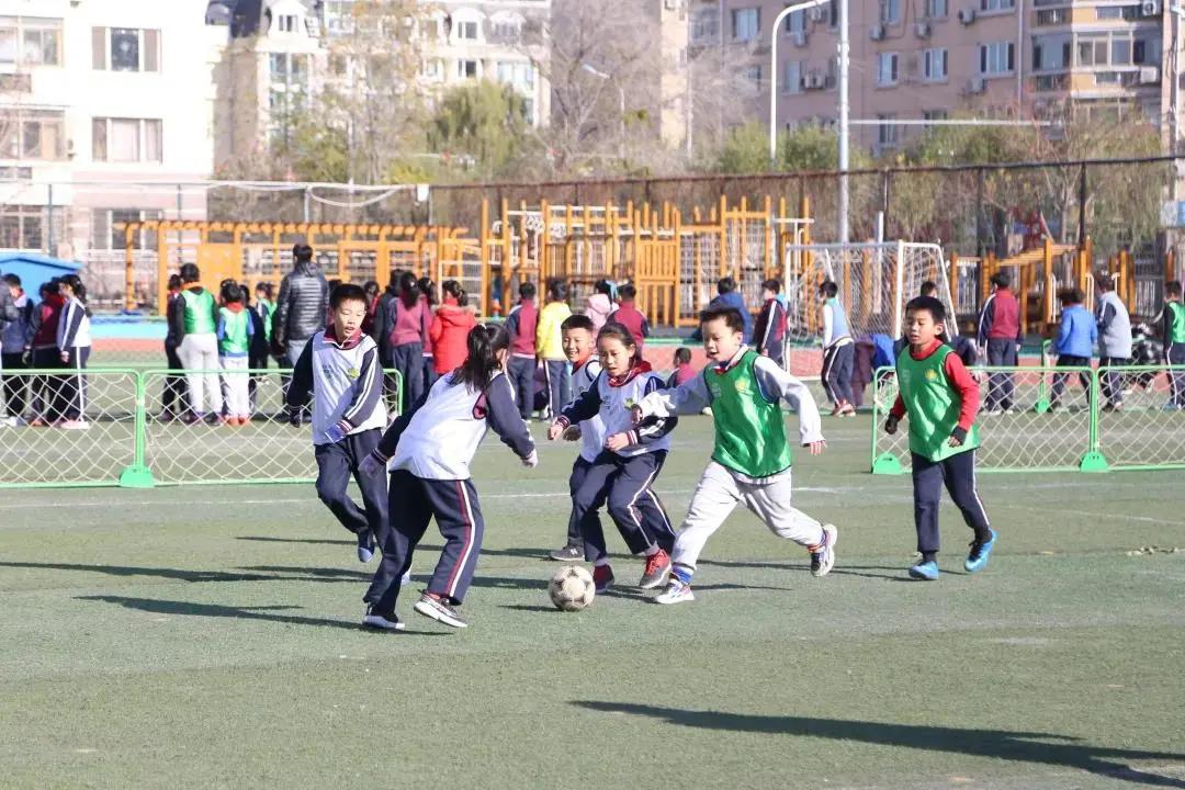 寒冷的冬夜挡不住奔跑脚步,寒冷挡不住小朋友的运动热情