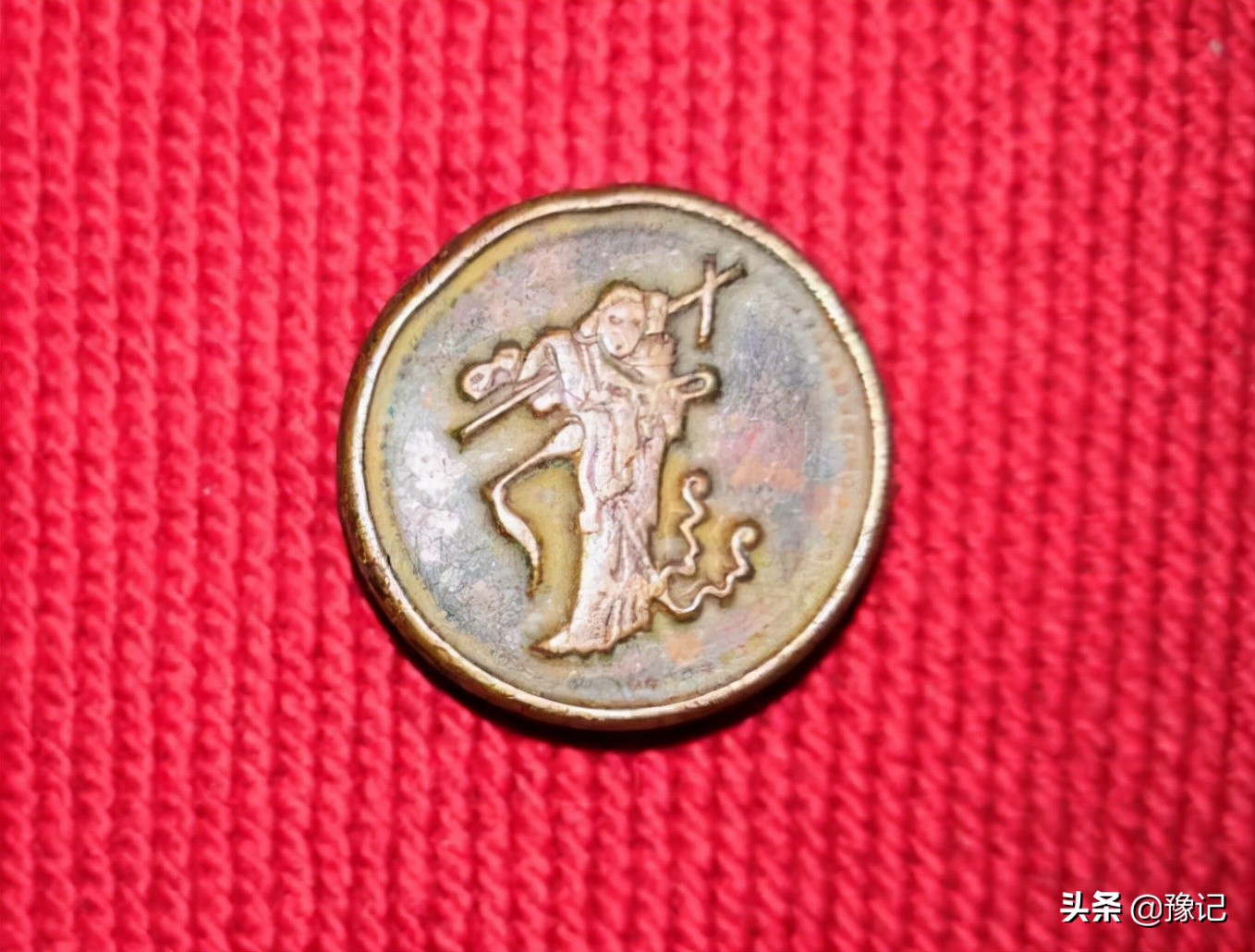 安阳出了个纽扣收藏家，三十公斤藏品藏着大世界|豫记