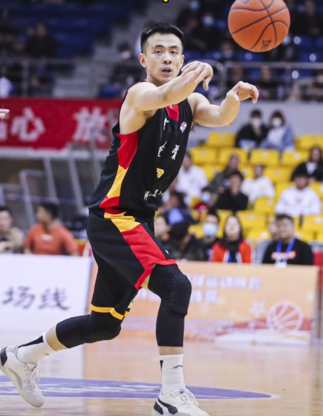 2023全明星胡明轩上脚球鞋,cba球员胡明轩上脚球鞋