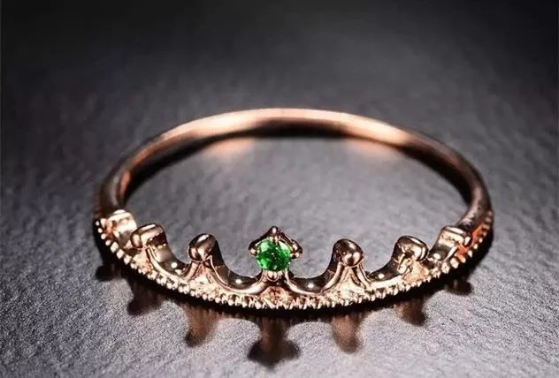 彩金戴在白衣服上会掉色什么原因,彩金戴时间长了会难看吗