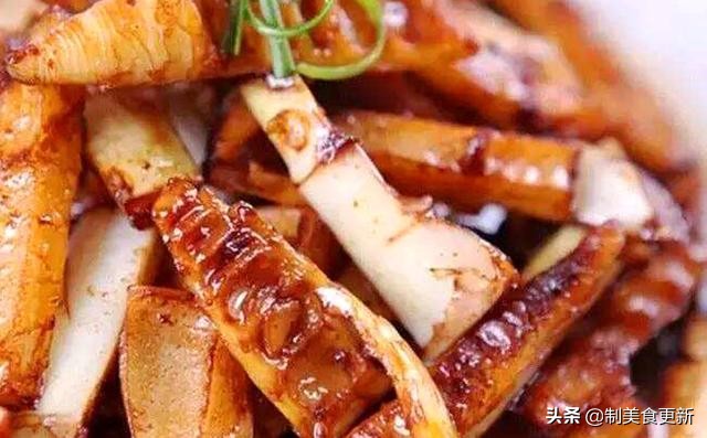 油焖春笋最正确的做法,第一波非常嫩的春笋要焯水几分钟