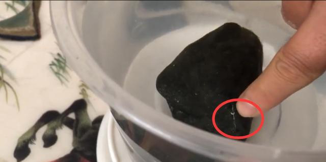 翡翠原石赌石真的是骗人的吗,几十元的翡翠原石赌石现场