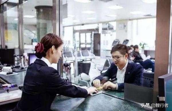 银行职员把储户的钱取走了怎么办,银行柜员多存给储户钱怎么处理