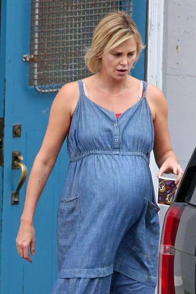 她的43岁，剃平头、扮丑增重50磅，她比男人更英气，比女人更妩媚