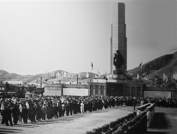 大连人民广场苏联塑像,大连人民广场上两个纪念塔