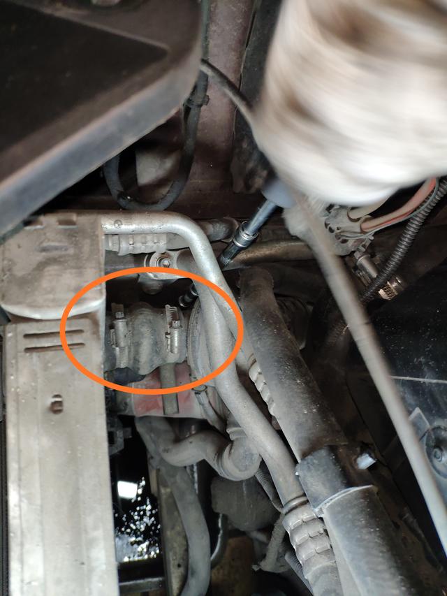 8年的宝马GT水泵和水箱漏水，看到拆下来的水箱车主有些吃惊