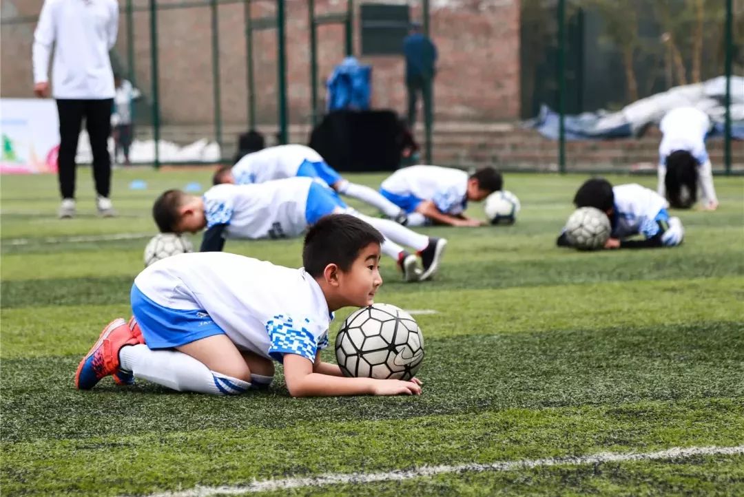 “球”学英超丨是什么神秘力量，让他们大冬天穿短袖儿……